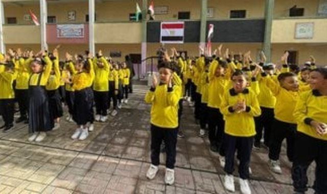 تلاميذ الجيزة يؤدون تحية العلم ويرددون النشيد الوطنى فى أول يوم دراسى