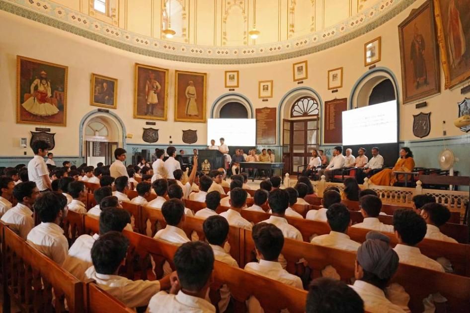 «مايو كوليدج».. عراقة تواكب التطور بتقاليد تعود إلى 150 عاماً