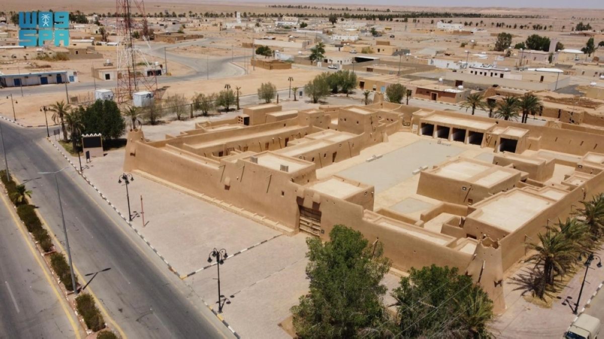 قصر الملك عبدالعزيز بـ«لينة».. شموخ تاريخي يضيء في اليوم الوطني