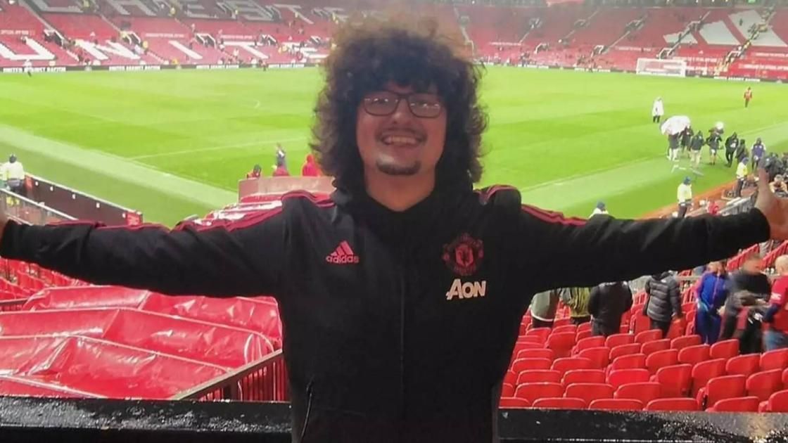 تحدٍ مجنون لمشجع مانشستر يونايتد يعرضه لموقف محرج