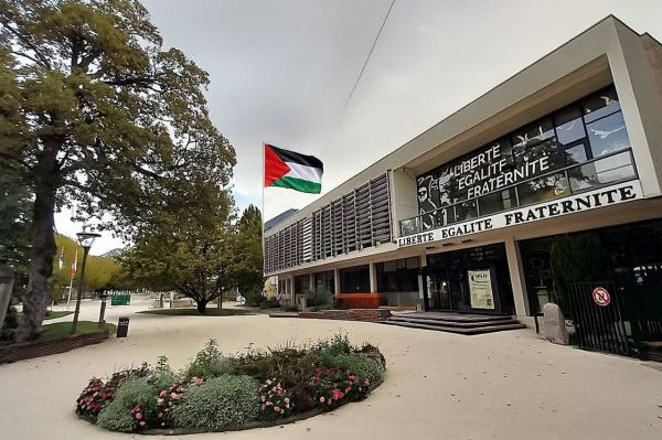 رفع العلم الفلسطيني على واجهة مبنى بلدية سان دوني في فرنسا