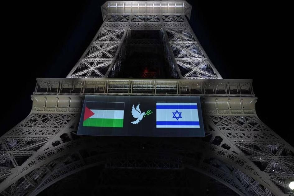 السبب وراء إضاءة برج إيفل بالعلمين الفلسطيني والإسرائيلي.. حمامة السلام تظهر بينهما