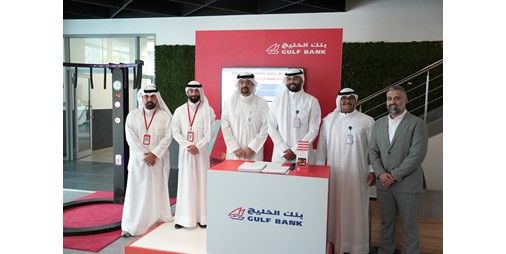 «الخليج» يستعرض خدماته المصرفية ومزايا «red»