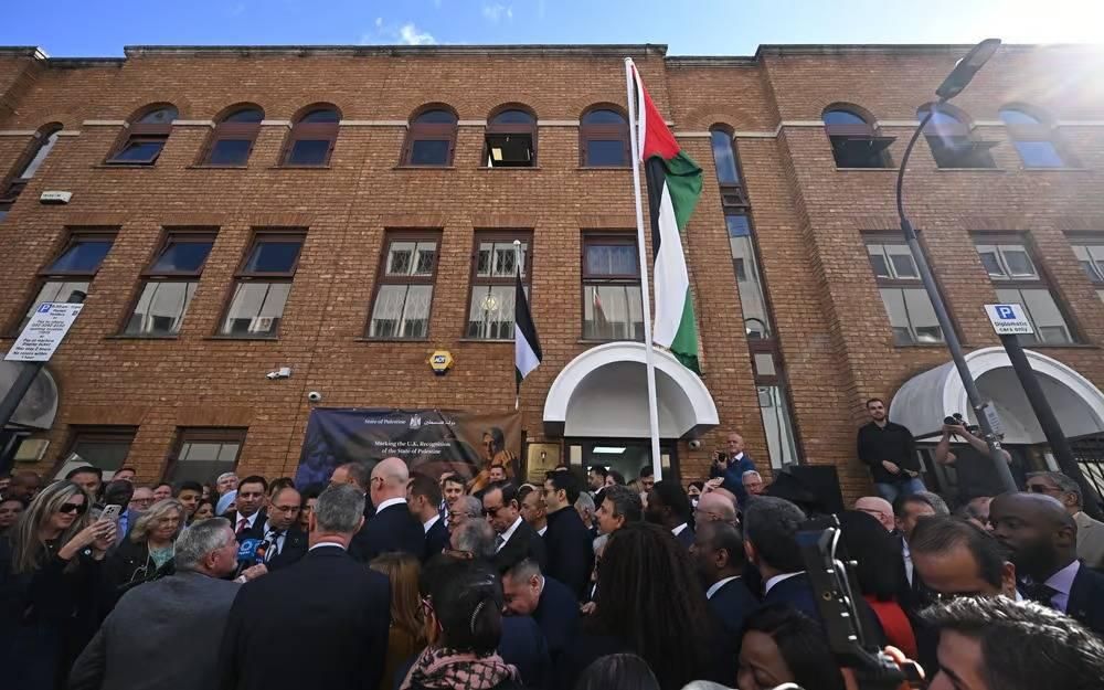 رفع العلم الفلسطيني في لندن بعد اعتراف رسمي.. رمزية تاريخية ضد وعد بلفور (فيديو)