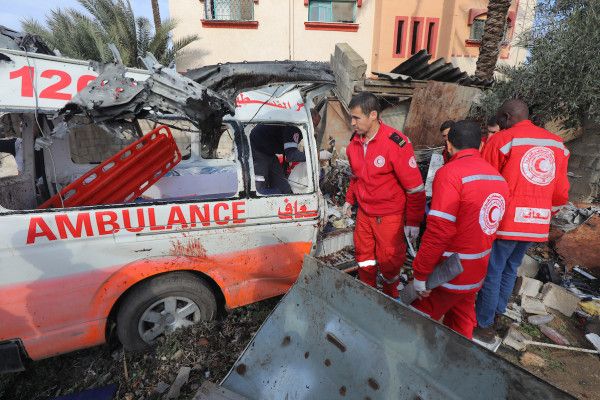 الإغاثة الطبية: الاحتلال يصيب عامليْن في المركز الطبي الرئيسي في مدينة غزة ويدمره