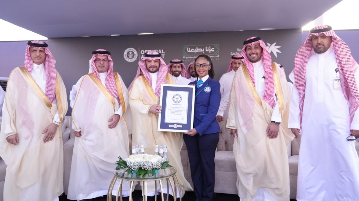 وزارة الموارد البشرية تشكل أكبر علم سعودي بفن الفسيفساء