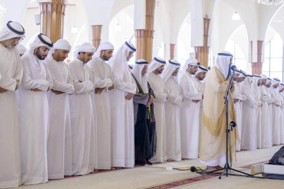 حاكم الشارقة يؤدي صلاة الجنازة على جثمان سلطان بن خالد