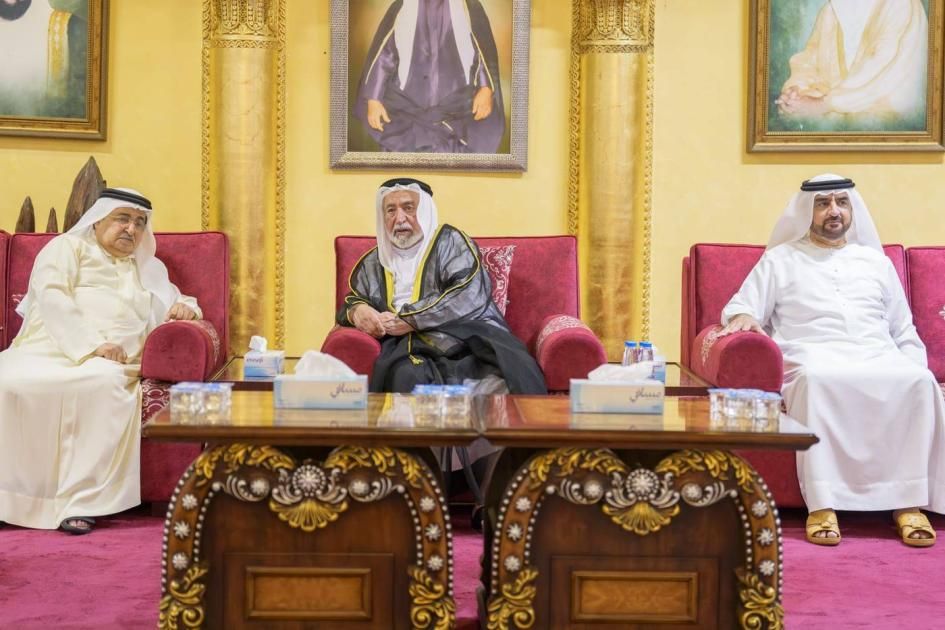 حاكم الشارقة يعزي في وفاة سلطان بن خالد