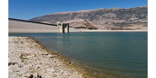 الجفاف يضرب بحيرة القرعون بعد انخفاض منسوبها ويهدد معامل الكهرباء على نهر الليطاني بالتوقف عن العمل
