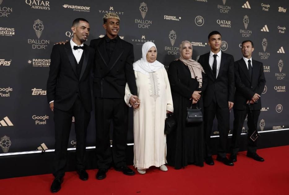 شوه صورة ابنه.. والد لامين يامال يعترض على فوز ديمبلي