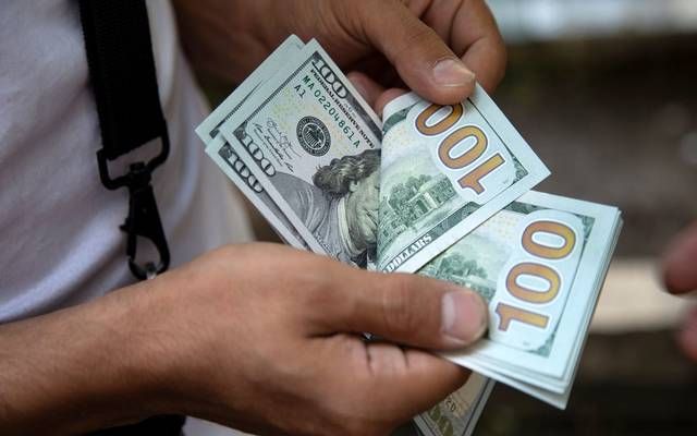 الدولار يرتفع بعد لهجة حذرة من الاحتياطي الفيدرالي بشأن التيسير النقدي
