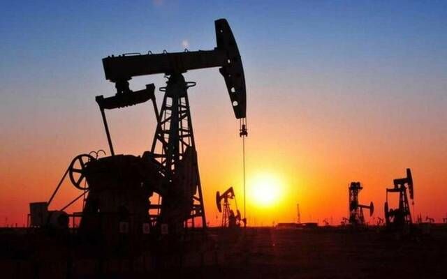 النفط يرتفع عند الإغلاق مع تصريحات باول وتحذيراته بشأن التضخم والتوظيف
