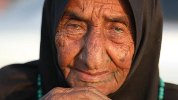 فلسطينية تبلغ أكثر من 100 عام تنزح قسراً لجنوب قطاع غزة