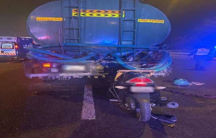 حادث اصطدام بسبب الوقوف وسط الطريق.. وشرطة دبي تحذر: 1000 درهم غرامة
