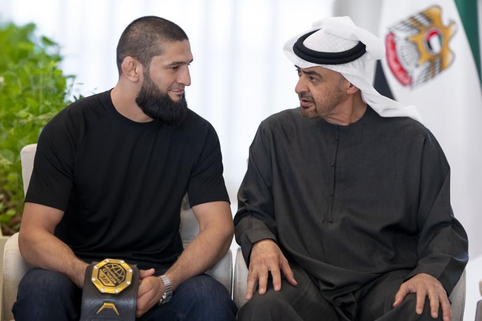 محمد بن زايد يستقبل حمزة شيماييف بطل العالم في الوزن المتوسط (فيديو)