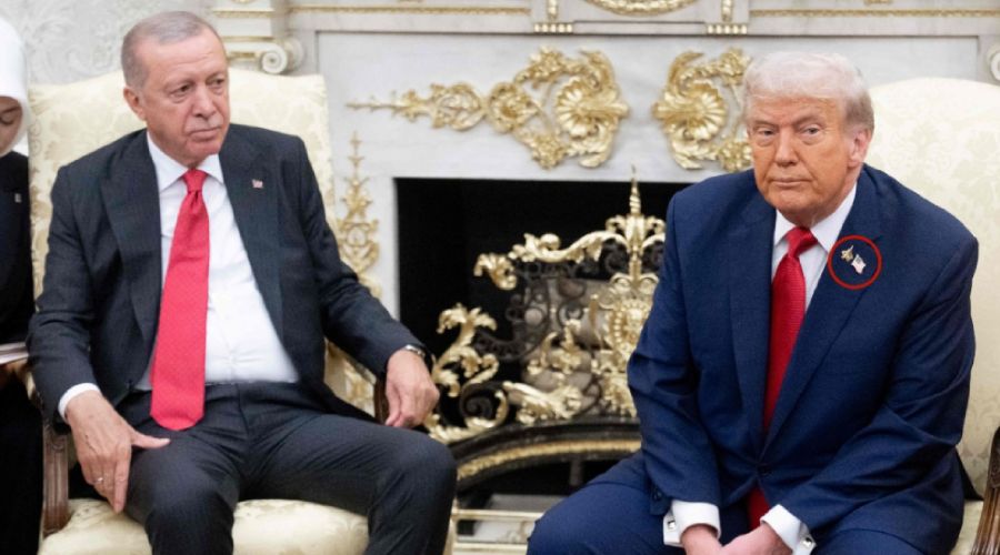 سر «دبوس المقاتلة» على سترة ترامب خلال لقاء أردوغان (فيديو)