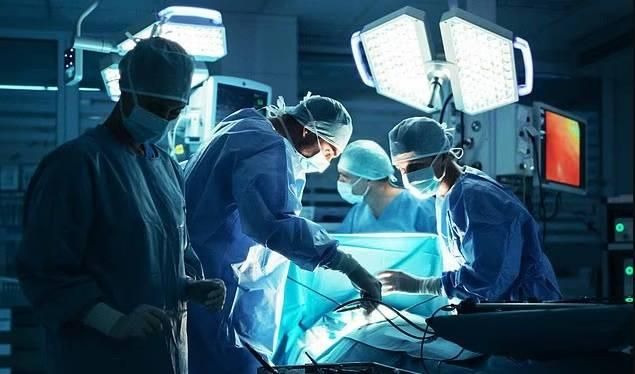 جراحون يزيلون كلية سليمة بالخطأ ويتركون المصابة