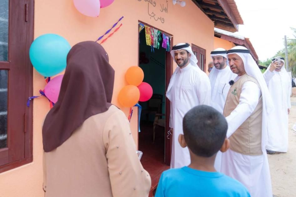 سلطان بن أحمد القاسمي يسلم الأرامل والأيتام منازلهم الجديدة بقرية الرحمة في سريلانكا