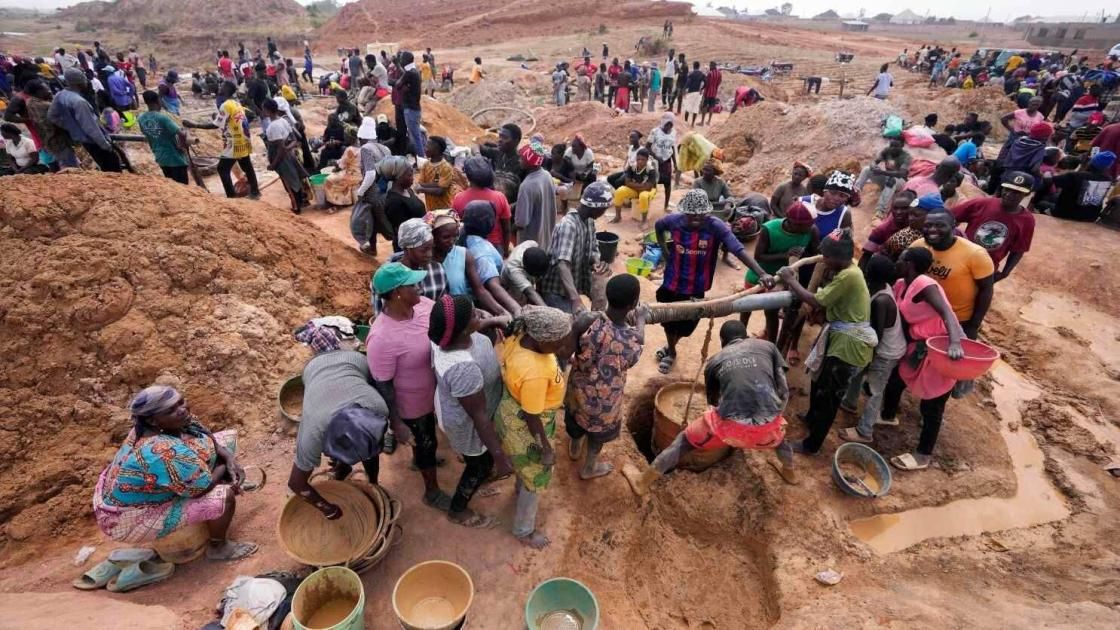 18 قتيلاً وعشرات المفقودين في انهيار منجم في نيجيريا