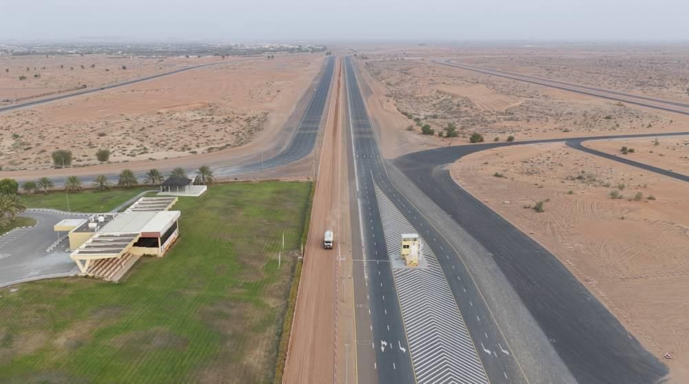 «طرق الشارقة» تنفذ 14 كيلومتراً لتطوير «الشارقة للهجن»