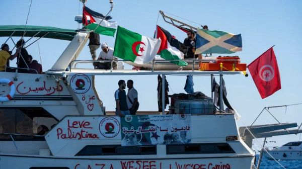 "أسطول الصمود" على بُعد 825 كم من غزة ومسيّرتان تهددانه