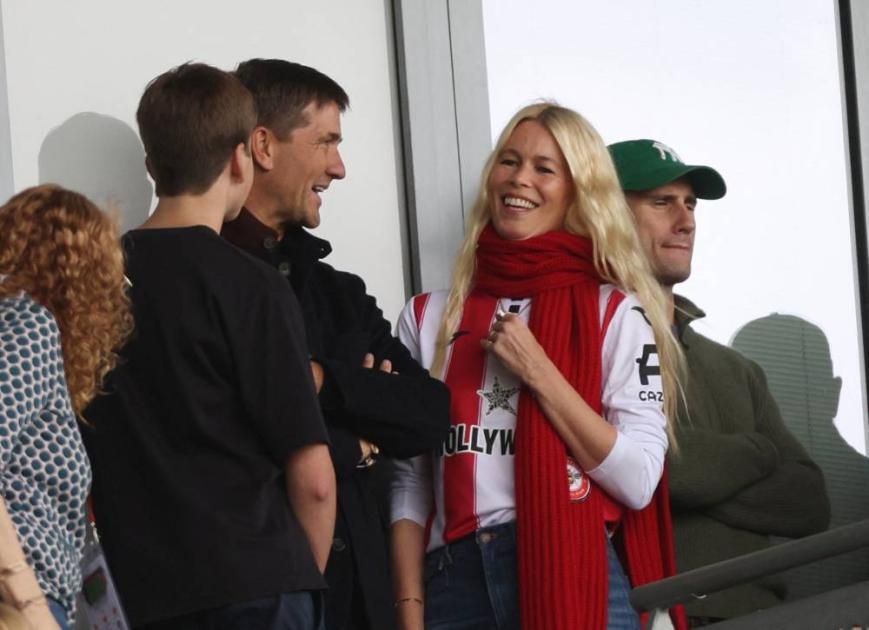 كلوديا شيفر وزوجها تميمة حظ برنتفورد