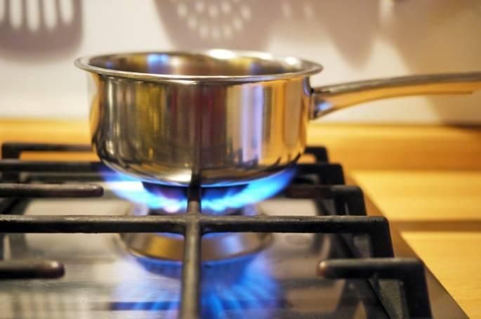 طاقم طائرة يمنع حريقاً بمنزل مسافر