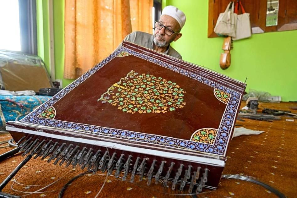 السانتور الكشميرية تتحدى الاندثار