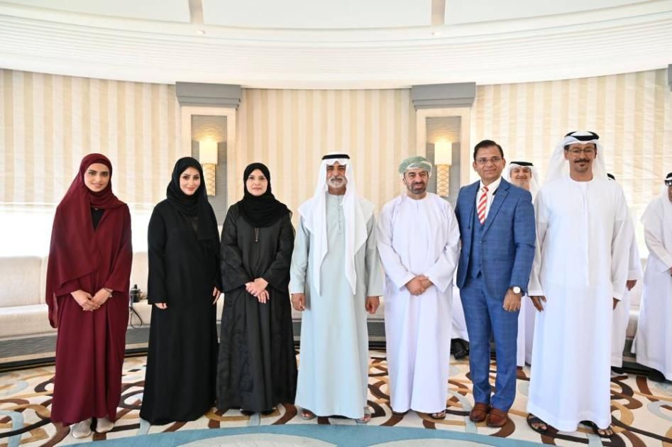 نهيان بن مبارك يستقبل وفد اتحاد الإمارات للريشة الطائرة