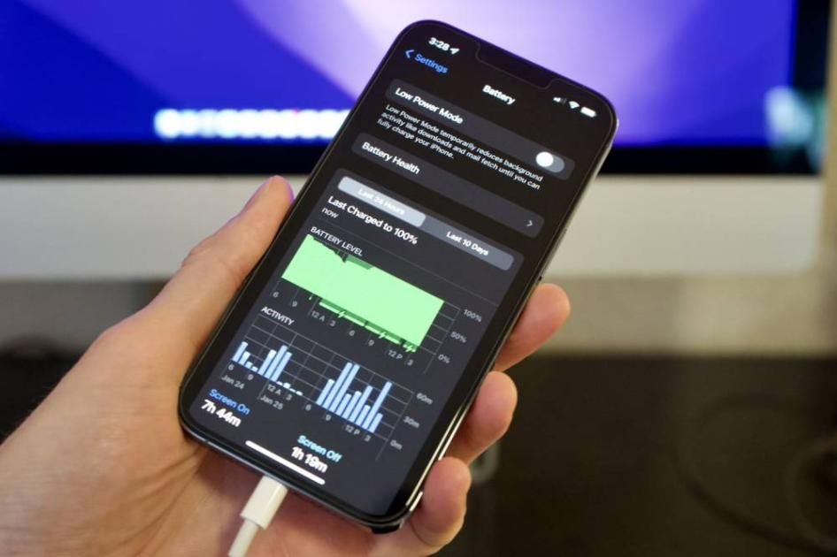 أزمة جديدة تضرب آيفون.. مستخدمون يشكون تراجع أداء البطارية بعد iOS 26