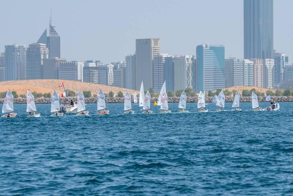 100 بحار يزينون لوحة الإمارات للشراع على كاسر الأمواج