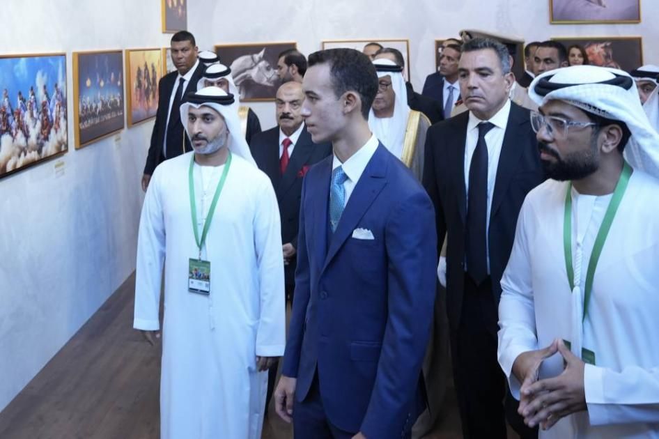 ولي عهد المغرب يزور منصة جائزة منصور بن زايد لتصوير الخيل العربي