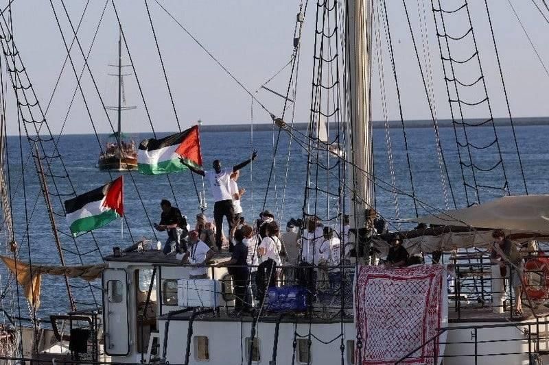 «أسطول الصمود»: إسرائيل تعترض سفننا.. وجنود يصعدون على متنها