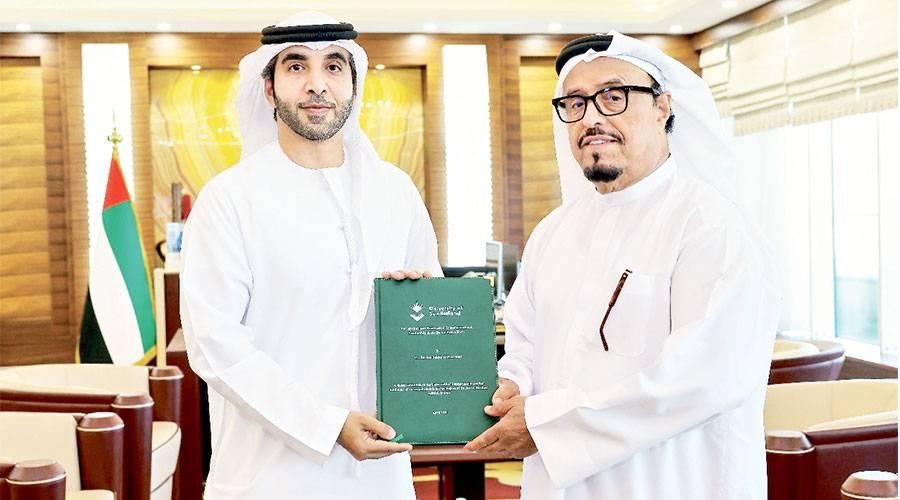 ضاحي خلفان يتلقى رسالة دكتوراه حول الأساليب التقليدية