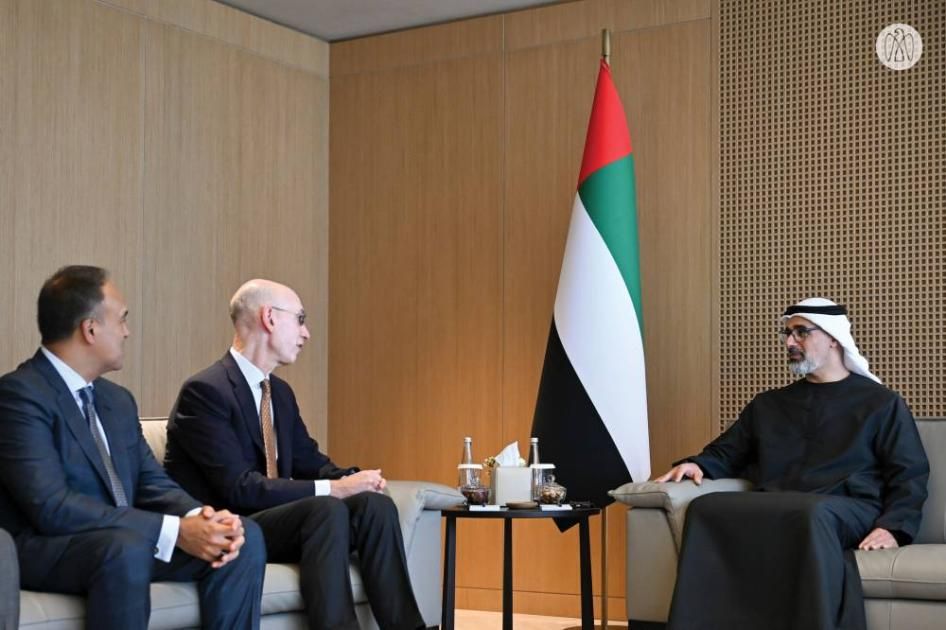 خالد بن محمد بن زايد وآدم سيلفر يبحثان احتضان أبوظبي مباريات لدوري السلة الأمريكي