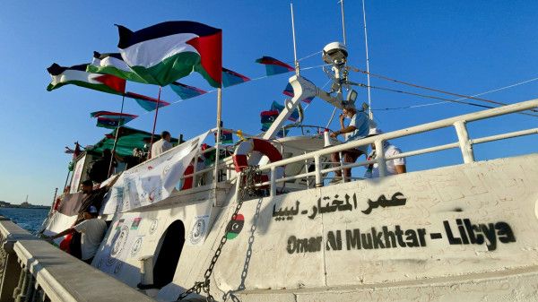 نشطاء سفينة "عمر المختار" الليبية يرفضون التوقيع على تعهد بالترحيل الطوعي:لا اعتراف بـ"إسرائيل"