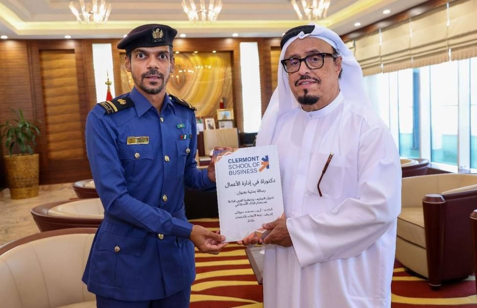ضاحي خلفان يتلقى رسالة دكتوراه حول القوى العاملة