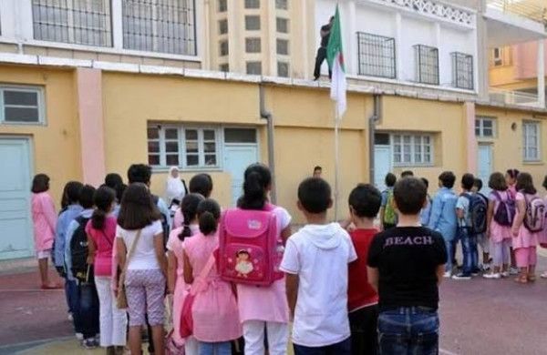 أثارت جدلاً واسعاً.. مدارس جزائرية تتحول إلى استوديوهات بث مباشر على (تيك توك)