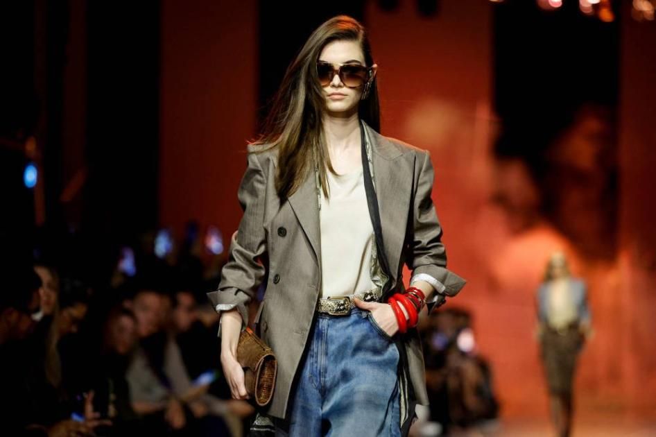 عروض «إيرميس» و«بالنسياغا» وإيلي صعب تتألق في أسبوع باريس للموضة