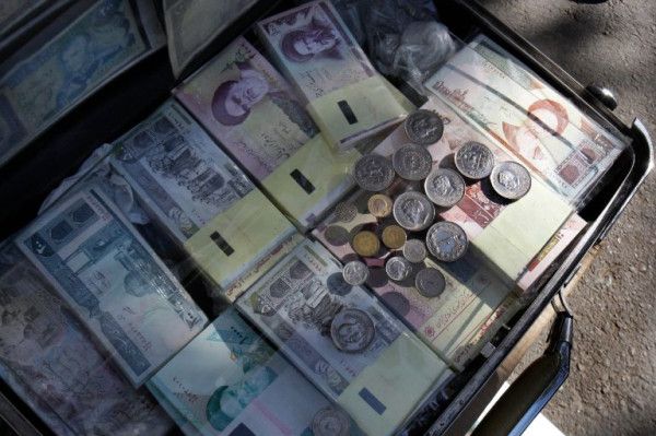 إيران تصدر قراراً بحذف أربعة أصفار من العملة الوطنية