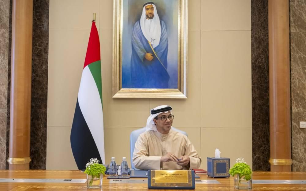 منصور بن زايد يستعرض خطط النمو المستقبلية لقطاعي الماء والكهرباء في أبوظبي