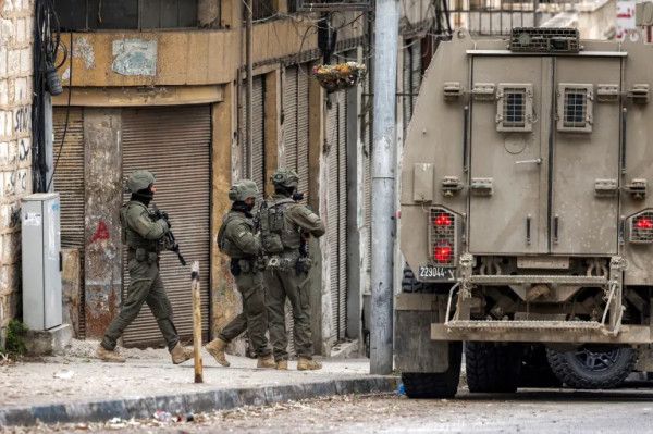 اقتحامات واعتقالات بالضفة والاحتلال يفجر منزل أسير بالخليل