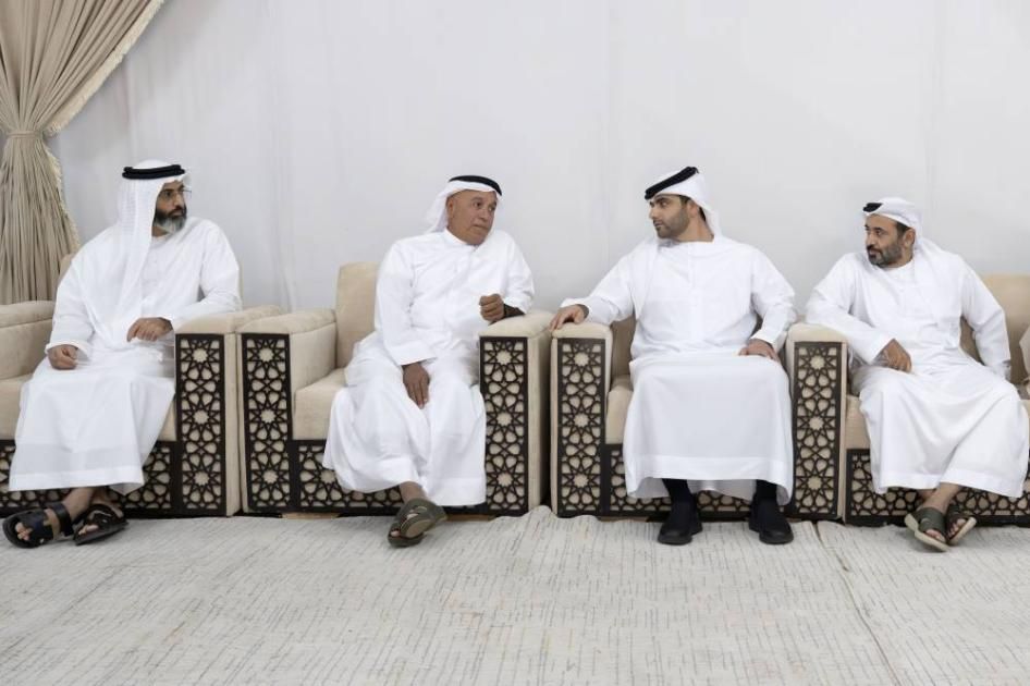 منصور بن محمد يقدّم واجب العزاء في وفاة خلفان المهيري
