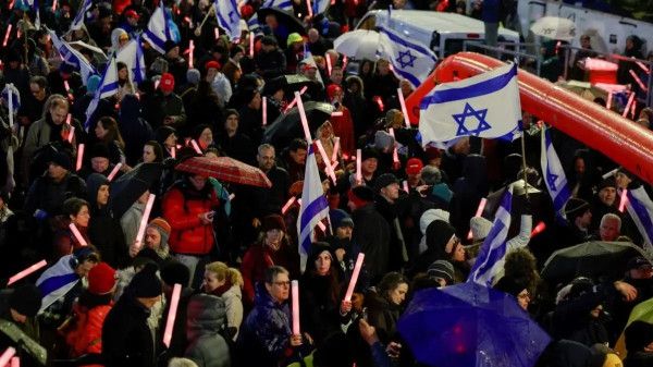 احتجاجات أمام منزل نتنياهو تطالب بصفقة تبادل أسرى