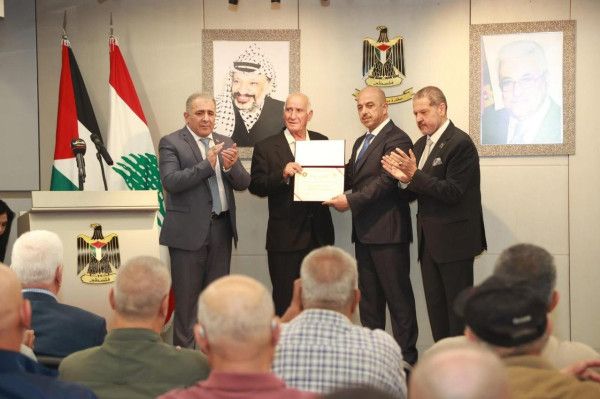 الرئيس عباس يمنح اللواء صبحي أبو عرب ميدالية الخدمة الممتازة من الطبقة الذهبية