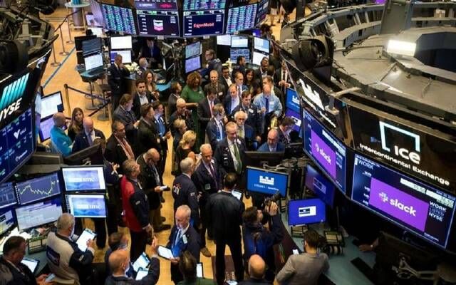 الأسهم الأمريكية تتراجع جماعياً و"ستاندرد آند بورز" يكسر موجة مكاسب دامت 7 أيام