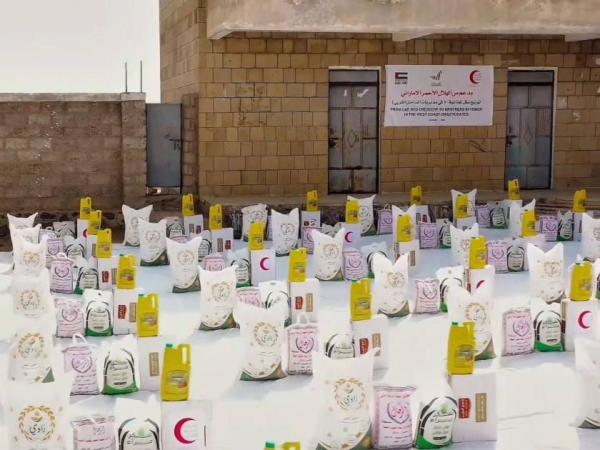 الإمارات تقدم 1000 سلة غذائية للأيتام والنازحين في الساحل الغربي لليمن