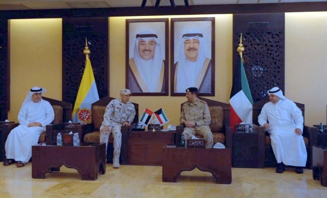 أحمد بن طحنون يبحث التعاون العسكري مع الكويت