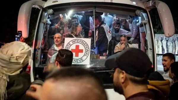 (القناة 13) الإسرائيلية: المناقشات مستمرة حول هويات الأسرى الفلسطينيين المتوقع الإفراج عنهم