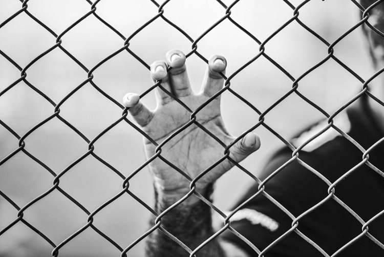 فرنسي يرتكب جريمة ليدعم حفيده داخل السجن
